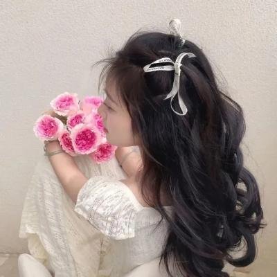 一个唱歌，另一个不唱歌